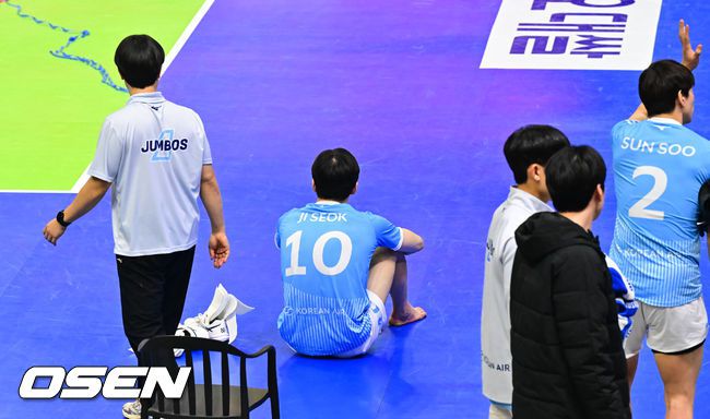 [OSEN=수원, 박준형 기자]  한국전력이 1위 대한항공을 상대로 세트 스코어 3-0(25-20 25-21 25-18) 완승을 거두며 리그 3위로 올라섰다.반면 1위 대한항공은 승점을 추가하지 못해 승점 45에 머물렀고, 2위 현대캐피탈과의 격차를 벌리지 못하며 선두 자리가 더욱 위태해졌다.경기종료 후 대한항공 정지석이 한국전력 신영석, 하승우에게 위로를 받고 있다.  2026.01.20 / soul1014@osen.co.kr