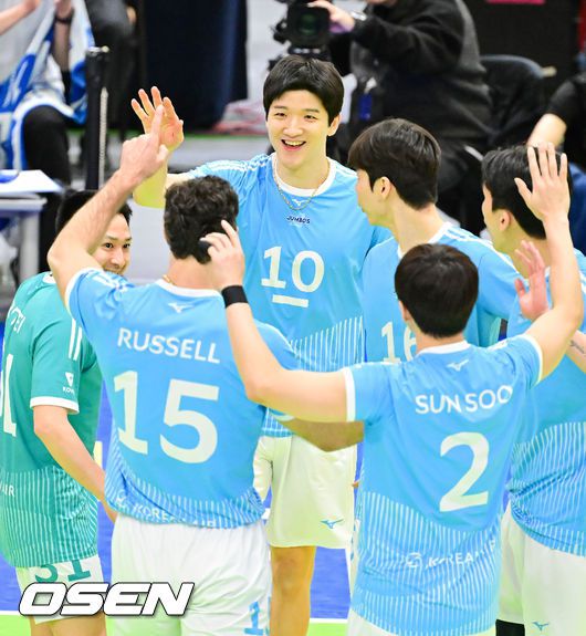 [OSEN=수원, 박준형 기자]  한국전력이 1위 대한항공을 상대로 세트 스코어 3-0(25-20 25-21 25-18) 완승을 거두며 리그 3위로 올라섰다.반면 1위 대한항공은 승점을 추가하지 못해 승점 45에 머물렀고, 2위 현대캐피탈과의 격차를 벌리지 못하며 선두 자리가 더욱 위태해졌다.1세트 대한항공 정지석이 득점 후 기뻐하고 있다  2026.01.20 / soul1014@osen.co.kr