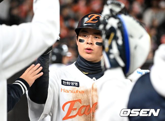 [OSEN=대전, 이대선 기자] 30일 대전 한화생명볼파크에서 2025 신한 SOL Bank KBO리그 포스트시즌 한국시리즈 4차전 한화 이글스와 LG 트윈스의 경기가 열렸다.이날 경기에 한화는 와이스를, LG는 치리노스를 선발투수로 내세웠다. 4회말 1사 2,3루에서 한화 하주석의 땅볼 때 홈을 밟은 3루주자 노시환이 더그아웃에서 환호하고 있다. 2025.10.30 /sunday@osen.co.kr