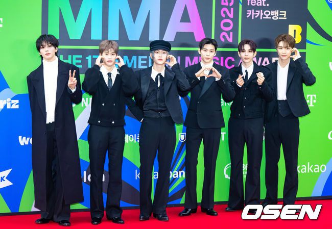 [OSEN=박준형 기자] 2025 멜론뮤직어워드(MMA2025)가 20일 오후 서울 고척스카이돔에서 진행됐다. 이날 행사에는 지드래곤(G-DRAGON), 박재범, 10CM, 지코, 엑소(EXO), 우즈(WOODZ), 제니(JENNIE), 에스파(aespa), 아이브(IVE), 한로로, 보이넥스트도어(BOYNEXTDOOR), 라이즈(RIIZE), 플레이 브(PLAVE), 엔시티 위시(NCT WISH), 아일릿(ILLIT), 하츠투하츠(Hearts2Hearts), 키키(Kiki), 올데 이 프로젝트(ALLDAY PROJECT), 아이딧(IDID), 알파드라이브원(ALPHA DRIVE ONE) 등 초호화 아티스트 라인업으로 꾸려졌다. 그룹 라이즈가 포즈를 취하고 있다.   2025.12.20 / soul1014@osen.co.kr