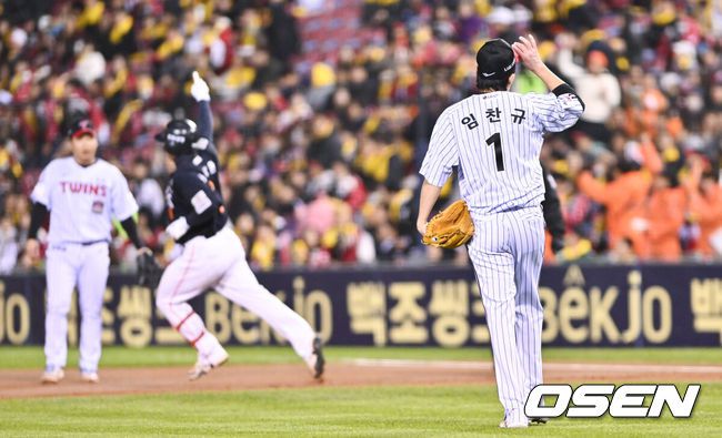 [OSEN=잠실, 박준형 기자] 27일 오후 서울 잠실야구장에서 2025 신한 SOL Bank KBO리그 포스트시즌 한국시리즈 2차전 LG 트윈스와 한화 이글스의 경기가 열렸다. LG는 임찬규, 한화는 류현진을 선발 투수로 내세웠다. 1회초 백투백 홈런 허용한 LG 선발투수 임찬규가 아쉬워하고 있다. 2025.10.27 / soul1014@osen.co.kr