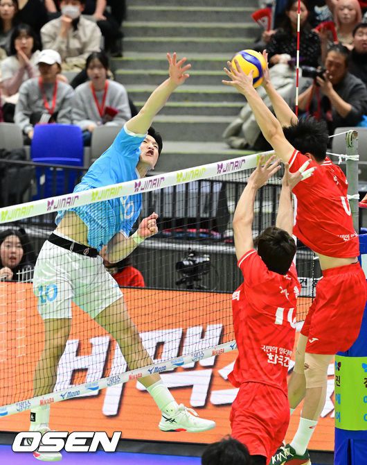 [OSEN=수원, 박준형 기자] 20일 오후 수원실내체육관에서 진에어 2025-2026 V리그 남자부 한국전력과 대한항공의 경기가 진행됐다.대한항공은 주전 아웃사이드 히터들의 부상 속에 4연패 뒤 1승을 거뒀지만 여전히 현대캐피탈에 승점 1 차로 쫓기며 1위 수성이 불안하고, 한국전력은 승점 35의 4위로 대한항공을 잡으면 3위로 올라설 수 있다.2세트 대한항공 정지석이 강타를 날리고 있다.  2026.01.20 / soul1014@osen.co.kr