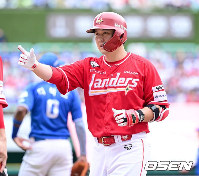 [OSEN=인천, 최규한 기자] 11일 인천 SSG랜더스필드에서 ‘2025 신한 SOL뱅크 KBO리그’ 준플레이오프(5전 3선승제) 2차전 SSG 랜더스와 삼성 라이온즈의 경기가 열렸다.SSG는 김건우, 삼성은 헤르손 가라비토를 선발 투수로 내세웠다.3회말 2사 2루 상황 SSG 최정이 달아나는 1타점 적시타를 날리고 1루에 안착해 기뻐하고 있다. 2025.10.11 / dreamer@osen.co.kr