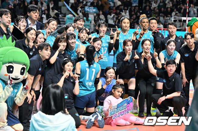 [OSEN=장충, 지형준 기자] 20일 오후 서울 장충체육관에서 프로배구 진에어 2025~26 V리그 GS칼텍스와 정관장의 경기가 열렸다.이날 GS칼텍스가 3-0(25-19, 25-22, 25-14) 셧아웃 승리를 거두며 연패를 끊어냈다. 정관장은 5연패.경기를 마치고 GS칼텍스 선수들이 승리 기념 촬영을 하고 있다. 2026.01.20 / jpnews@osen.co.kr