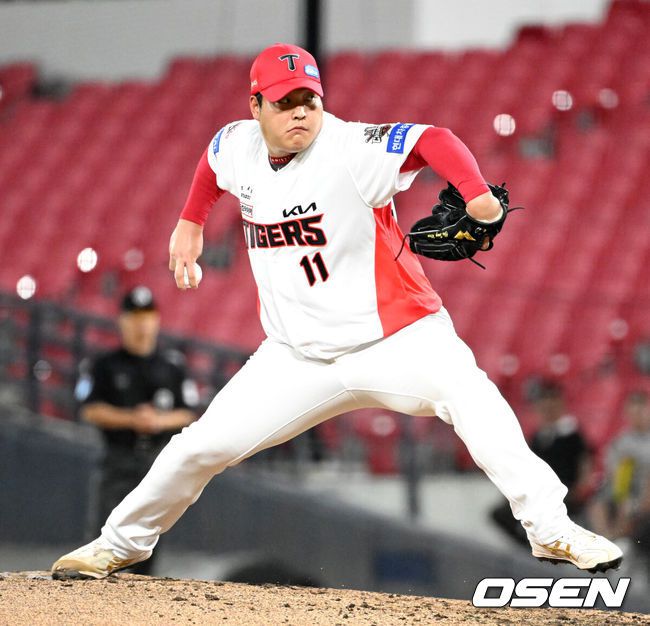 [OSEN=광주, 이대선 기자] 10일 오후 광주-기아 챔피언스필드에서 2025 신한 SOL Bank KBO리그 KIA 타이거즈와 삼성 라이온즈의 경기가 열렸다.KIA는 네일, 삼성은 가라비토를 선발 투수로 내세웠다.6회초 KIA 조상우가 역투하고 있다. 2025.09.10 /sunday@osen.co.kr