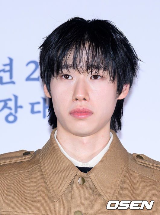 [OSEN=이대선 기자] 21일 오후 서울 강남구 메가박스 코엑스에서 영화 ‘왕과 사는 남자’ 언론시사회가 열렸다.'왕과 사는 남자'는 1457년 청령포, 마을의 부흥을 위해 유배지를 자처한 촌장과 왕위에서 쫓겨나 유배된 어린 선왕의 사연을 그린 작품으로 2월 4일 개봉한다.배우 김민이 취재진의 질문을 듣고 있다. 2026.01.21 /sunday@osen.co.kr