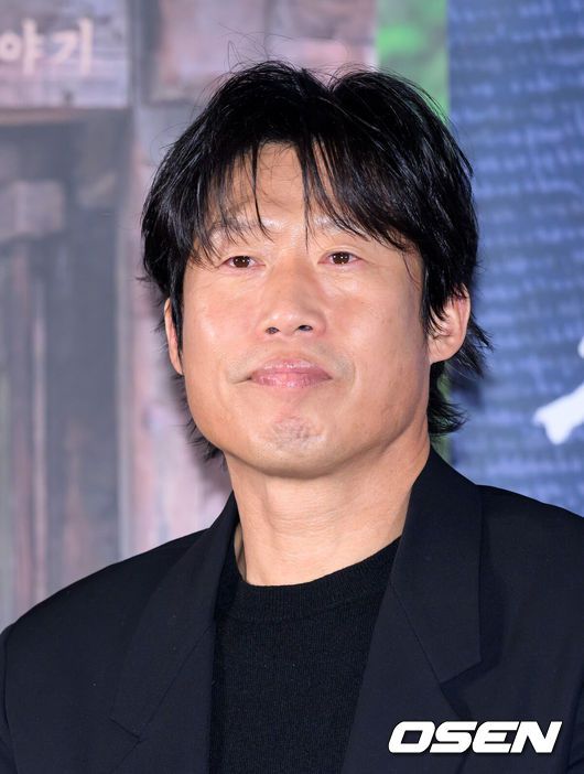 [OSEN=이대선 기자] 21일 오후 서울 강남구 메가박스 코엑스에서 영화 ‘왕과 사는 남자’ 언론시사회가 열렸다.'왕과 사는 남자'는 1457년 청령포, 마을의 부흥을 위해 유배지를 자처한 촌장과 왕위에서 쫓겨나 유배된 어린 선왕의 사연을 그린 작품으로 2월 4일 개봉한다.배우 유해진이 취재진의 질문을 듣고 있다. 2026.01.21 /sunday@osen.co.kr