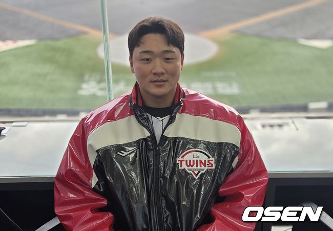 [OSEN=잠실, 한용섭 기자] LG트윈스 이재원이 군 복무를 마치고 복귀했다. 이재원이 잠실구장에서 취재진과 인터뷰를 하고 있다. /orange@osen.co.kr