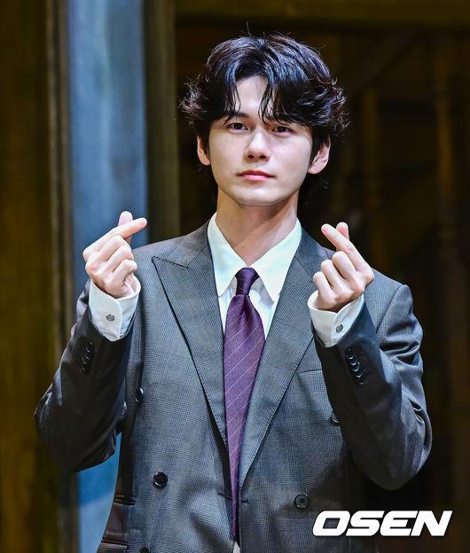 [OSEN=지형준 기자] 9일 오후 서울 서초구 서초동 예술의전당 CJ토월극장에서 연극 '셰익스피어 인 러브' 기자간담회가 열렸다.연극 ‘셰익스피어 인 러브’는 아카데미 시상식 7개 부문, 골든글로브 3개 부문, 영국 아카데미 영화상 4개 부문을 수상한 동명 영화를 원작으로, ‘로미오와 줄리엣’이 셰익스피어의 사랑에서 비롯되었다는 유쾌한 상상에서 출발한다. 16세기 런던을 배경으로 슬럼프에 빠진 젊은 ‘셰익스피어’가 귀족 여성 ‘비올라 드 레셉스’를 만나 다시 글을 쓰기 시작하면서 펼쳐지는 작품이다.배우 옹성우가 포토타임을 하고 있다. 2025.07.09 /jpnews@osen.co.kr