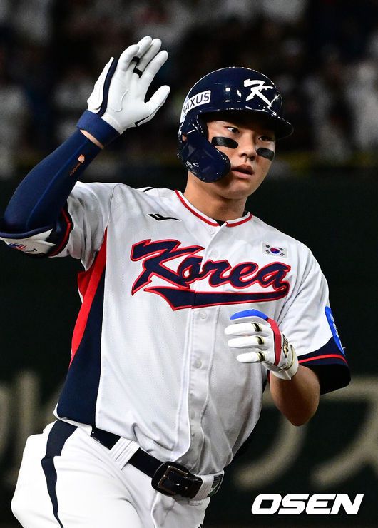 [OSEN=도쿄(일본), 조은정 기자] 대한민국 야구 대표팀이 극적인 무승부를 거두며 한일전 연패를 10연패에서 막았다.한국은 16일 일본 도쿄도 도쿄돔에서 열린 ‘2025 NAVER K-BASEBALL SERIES’ 일본과의 2차전에서 7-7 무승부를 거뒀다. 2연전 시리즈 1무 1패를 기록한한국은 2015년 프리미어12 준결승전 4-3 승리 이후 성인 대표팀 기준(아시안게임 제외) 한일전에서 10연패를 기록했지만 처음으로 무승부를 만드는데 성공했다.9회말 2사에서 대한민국 김주원이 우중월 솔로 홈런을 치고 그라운드를 돌고 있다. 2025.11.16 /cej@osen.co.kr