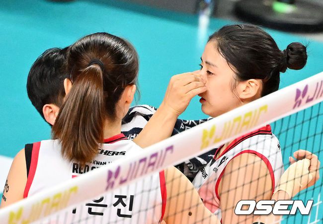 눈물이 핑... 다행히 큰 부상 없이 경기 진행