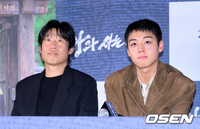 [OSEN=이대선 기자] 21일 오후 서울 강남구 메가박스 코엑스에서 영화 ‘왕과 사는 남자’ 언론시사회가 열렸다.'왕과 사는 남자'는 1457년 청령포, 마을의 부흥을 위해 유배지를 자처한 촌장과 왕위에서 쫓겨나 유배된 어린 선왕의 사연을 그린 작품으로 2월 4일 개봉한다.배우 유해진, 박지훈이 취재진의 질문을 듣고 있다. 2026.01.21 /sunday@osen.co.kr