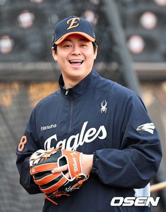 [OSEN=대전, 이대선 기자] 31일 대전 한화생명볼파크에서 2025 신한 SOL Bank KBO리그 포스트시즌 한국시리즈 5차전 한화 이글스와 LG 트윈스의 경기가 열렸다.이날 경기에 한화는 문동주를, LG는 톨허스트를 선발투수로 내세웠다. 경기에 앞서 한화 노시환이 캐치볼을 하며 미소짓고 있다.   2025.10.31 /sunday@osen.co.kr