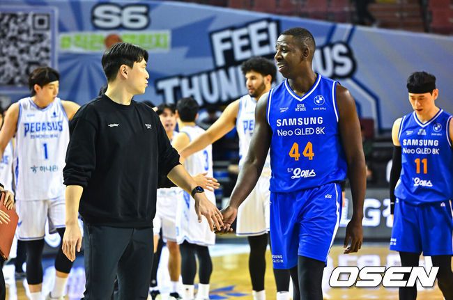 [OSEN=잠실실내체, 박준형 기자] 22일 서울 잠실실내체육관에서 2025-26 LG전자 프로농구 서울 삼성과 대구 한국가스공사의 경기가 진행됐다.서울 삼성은 10승 21패로 10위, 대구 한국가스공사는 11승 21패로 공동 8위에 올랐다. 두 팀의 승차는 단 반 게임 차. 이날의 승패로 순위가 역전될 수 있다.2쿼터 종료 후 삼성 김효범 감독이 니콜슨과 하이파이브를 하고 있다.    2026.01.22 / soul1014@osen.co.kr