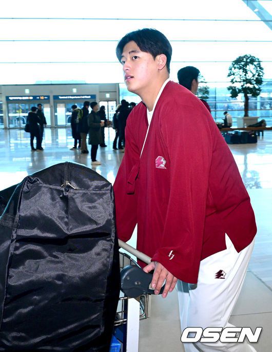 [OSEN=인천공항, 최규한 기자] 프로야구 키움 히어로즈가 2026 시즌을 준비하기 위해 22일 오전 대만 가오슝으로 출국했다.키움은 22일부터 3월 7일까지 총 45일간 대만 가오슝에서 2026시즌을 위한 스프링캠프에 돌입한다. 이번 캠프에는 설종진 감독을 포함한 코칭스태프 12명과 선수 48명 등 총 60명이 참가한다.키움 박준현이 출국장에 들어서고 있다. 2026.01.22 / dreamer@osen.co.kr