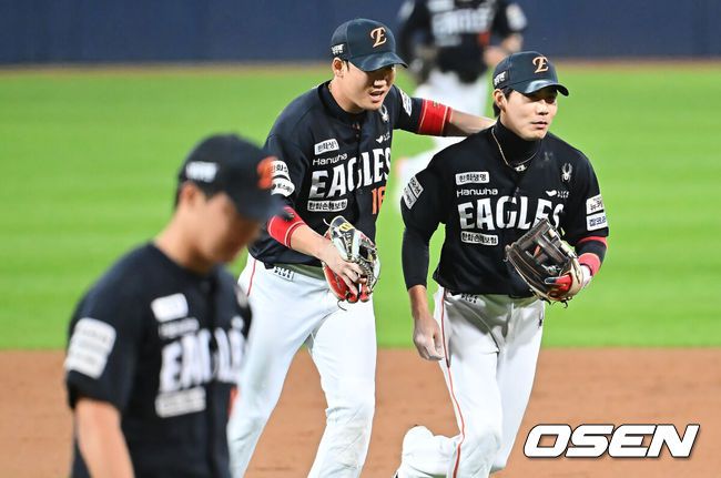 [OSEN=대구, 이석우 기자] 22일 대구 삼성라이온즈파크에서 2025 신한 SOL뱅크 KBO 플레이오프 삼성 라이온즈와 한화 이글스의 4차전 경기가 열렸다. 홈팀 삼성은 원태인이, 방문팀 한화는 정우주가 선발 투수로 출전했다.한화 이글스 하주석과 심우준이 3회말 1사 1루 삼성 라이온즈 김성윤을 유격수 병살로 잡고 기뻐하고 있다. 2025.10.22 / foto0307@osen.co.kr