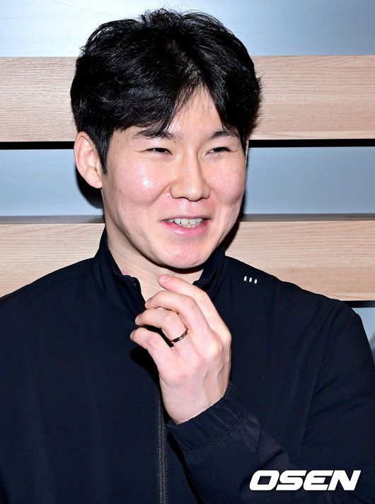 [OSEN=인천공항, 최규한 기자] 프로야구 NC 다이노스 이호준 감독과 박민우가 2026 시즌을 준비하기 위해 21일 오후 미국으로 출국했다.NC는 오는 3월 7일까지 미국 애리조나주 투손에서 2026 스프링캠프(CAMP2) 담금질에 나선다.캠프 초반에는 기술 훈련, 후반부에는 청백전을 통해 선수들의 실전 감각과 조직력을 끌어올릴 예정이다.NC 박민우가 출국을 앞두고 취재진과 질의응답 시간을 갖고 있다. 2026.01.21 / dreamer@osen.co.kr