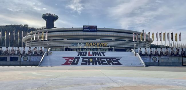 [사진] 팬들의 높은 열기에 비해 농구장 시설이 따라주지 못하는 창원