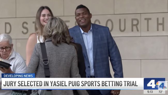 아내와 함께 법정에 나선 야시엘 푸이그가 미소를 짓고 있다. /NBC4 방송 화면