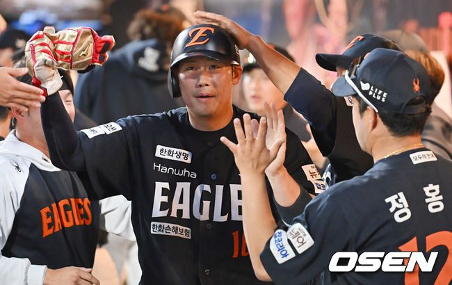 [OSEN=창원, 이석우 기자] 30일 창원NC파크에서 2025 신한 SOL 뱅크 KBO 리그 NC 다이노스와 한화 이글스의 경기가 열렸다. 홈팀 NC는 라일리가, 방문팀 한화는 류현진이 선발 출전했다. 한화 이글스 하주석이 5회초 1사 3루 시환 타석때 NC 다이노스 선발투수 라일리의 폭투로 득점을 올리고 하이파이브를 하고 있다. 2025.05.30 / foto0307@osen.co.kr