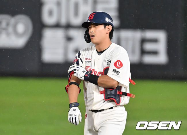 [OSEN=부산, 이석우 기자] 9일 부산 사직야구장에서 2025 신한 SOL 뱅크 KBO 리그 롯데 자이언츠와 한화 이글스의 경기가 열렸다. 홈팀 롯데는 박세웅이, 방문팀 한화는 와이스가 선발 출전했다.롯데 자이언츠 황성빈이 2회말 2사 1,2루 2루수 땅볼로 아웃되고 아쉬워하고 있다. 2025.09.09 / foto0307@osen.co.kr