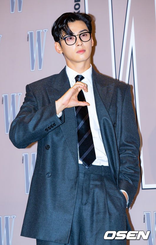 [OSEN=민경훈 기자] 14일 오후 서울 종로구 포시즌스 호텔 서울 그랜드볼룸에서 제19회유방암인식 향상 캠페인 자선 행사 포토월이 진행됐다.유방암 인식 향상 및 기념하기 위해 매년 열리는 이 자선 파티에는 수많은 연예인 셀럽들이 참석해 자리를 빛냈다.가수 겸 배우 차은우가 포토타임을 갖고 있다. 2024.10.14 / rumi@osen.co.kr