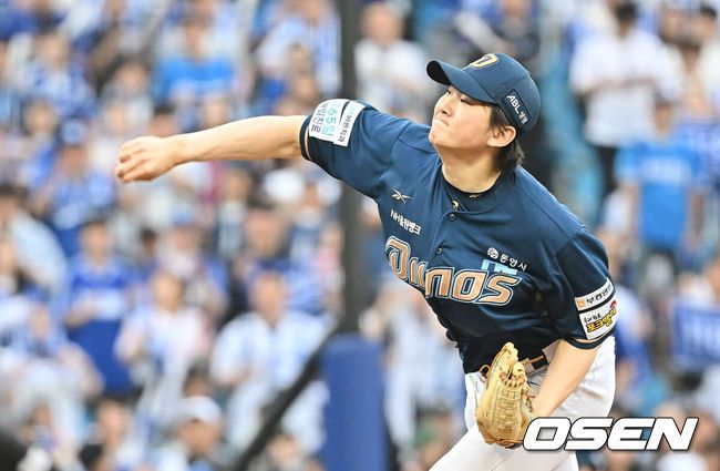 [OSEN=대구, 이석우 기자] 7일 대구 삼성라이온즈파크에서 2025 신한 SOL뱅크 KBO 와일드카드 결정전 삼성 라이온즈와 NC 다이노스의 경기가 열렸다. 홈팀 삼성은 로건이 방문팀 NC는 원태인이 선발 투수로 출전했다.NC 다이노스 전사민이 역투하고 있다. 2025.10.07 / foto0307@osen.co.kr