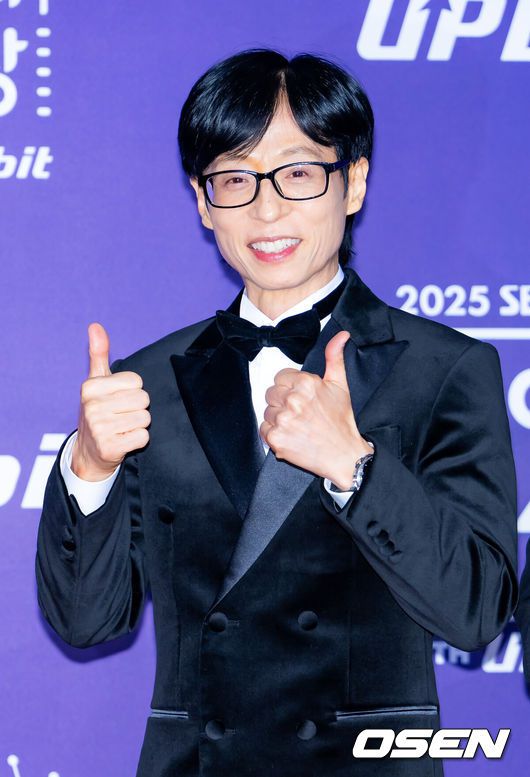 [OSEN=민경훈 기자] 30일 오후 서울 마포구 상암 SBS 프리즘타워에서 ‘2025 SBS 연예대상’ 포토월 행사가 열렸다.올해 대상 후보는 유재석, 전현무, 탁재훈, 신동엽, 이상민, 서장훈, 지석진이 올라 대상을 두고 치열한 경쟁을 펼친다.'런닝맨'의 유재석이 레드카펫을 밟으며 포즈를 취하고 있다. 2025.12.30 /rumi@osen.co.kr