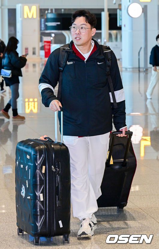 [OSEN=인천공항, 최규한 기자] 프로야구 키움 히어로즈가 2026 시즌을 준비하기 위해 22일 오전 대만 가오슝으로 출국했다.키움은 22일부터 3월 7일까지 총 45일간 대만 가오슝에서 2026시즌을 위한 스프링캠프에 돌입한다. 이번 캠프에는 설종진 감독을 포함한 코칭스태프 12명과 선수 48명 등 총 60명이 참가한다.키움 안치홍을 비롯한 선수들이 출국장에 들어서고 있다. 2026.01.22 / dreamer@osen.co.kr
