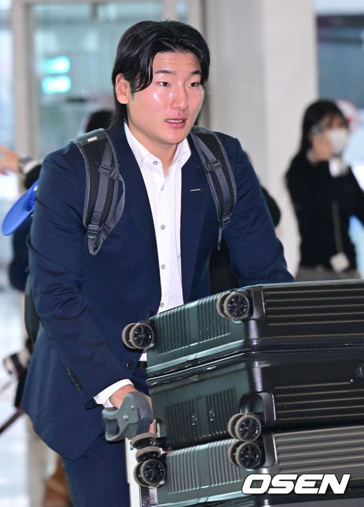[OSEN=인천공항, 최규한 기자] 프로야구 두산 베어스가 2026 시즌을 준비하기 위해 23일 오후 인천공항을 통해 호주로 출국했다.두산은 호주 시드니에서 1차 캠프를 진행한 뒤, 일본 미야자키에서 2차 캠프를 이어간다.두산 곽빈이 출국장에 들어서고 있다. 2026.01.23 / dreamer@osen.co.kr