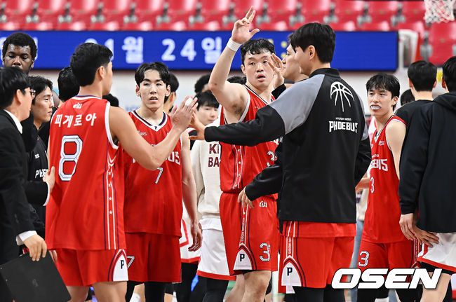 [OSEN=울산, 이석우 기자] 22일 울산 동천체육관에서 2025-2026 LG전자 프로농구 울산 현대모비스와 서울 SK의 경기가 열렸다.  치골염으로 3경기 연속 결장했던 해먼즈가 훈련에 복귀한 가운데, 돌파력과 수비, 리바운드 가담 능력을 갖춘 신장 190cm의 새 아시아쿼터 존킴웰 피게로아가 데뷔전을 치르는 현대모비스가 SK를 상대로 어떤 경기력을 보여줄지 관심이 쏠린다.울산 현대모비스 선수들이 78-71로 승리한 후 기쁨을 나누고 있다. 2026.01.22 / foto0307@osen.co.kr