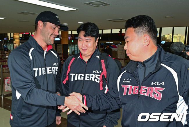 [OSEN=김포공항, 박준형 기자] 2026시즌 스프링캠프 나서는 KIA 코칭스태프와 외국인 선수들이 22일 김포국제공항을 통해 일본 아마미오시마로 출국했다. 지난해 미국 캘리포니아 어바인에서 훈련했던KIA는 일본 가고시마현의 외딴섬인 아마미오시마로 1차 훈련지로 정했다. 심재학 KIA 단장은 “미국에서 훈련해서 원하던 결과를 얻지 못했다”면서 “시차 등을 고려해도 일본이 낫다고 평가했다. 현지 실사를 했을 때 훈련에만 집중하기 딱 좋은 환경이었다”고 밝혔다.KIA 이범호 감독과 네일이 인사를 나누고 있다.  2026.01.22 / soul1014@osen.co.kr