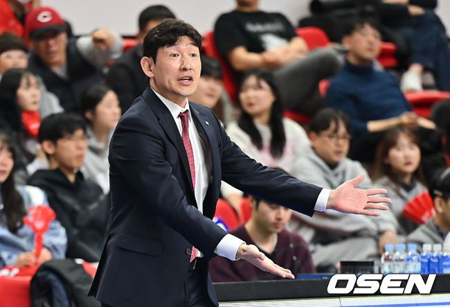 [OSEN=울산, 이석우 기자] 22일 울산 동천체육관에서 2025-2026 LG전자 프로농구 울산 현대모비스와 서울 SK의 경기가 열렸다.  치골염으로 3경기 연속 결장했던 해먼즈가 훈련에 복귀한 가운데, 돌파력과 수비, 리바운드 가담 능력을 갖춘 신장 190cm의 새 아시아쿼터 존킴웰 피게로아가 데뷔전을 치르는 현대모비스가 SK를 상대로 어떤 경기력을 보여줄지 관심이 쏠린다.울산 현대모비스 양동근 감독이 선수들을 독려하고 있다. 2026.01.22 / foto0307@osen.co.kr