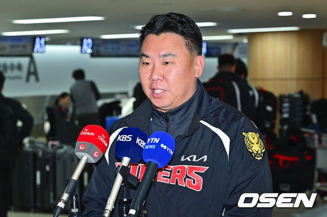 [OSEN=김포공항, 박준형 기자] 2026시즌 스프링캠프 나서는 KIA 코칭스태프와 외국인 선수들이 22일 김포국제공항을 통해 일본 아마미오시마로 출국했다. 지난해 미국 캘리포니아 어바인에서 훈련했던KIA는 일본 가고시마현의 외딴섬인 아마미오시마로 1차 훈련지로 정했다. 심재학 KIA 단장은 “미국에서 훈련해서 원하던 결과를 얻지 못했다”면서 “시차 등을 고려해도 일본이 낫다고 평가했다. 현지 실사를 했을 때 훈련에만 집중하기 딱 좋은 환경이었다”고 밝혔다.KIA 이범호 감독이 인터뷰를 하고 있다.      2026.01.22 / soul1014@osen.co.kr
