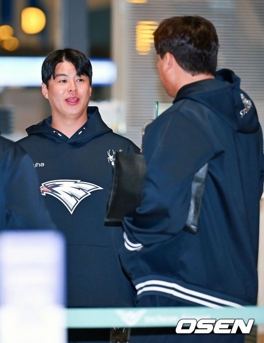 [OSEN=인천공항, 민경훈 기자] 프로야구 한화 이글스가 2026 시즌을 준비하기 위해 23일 오전 인천공항을 통해 호주 멜버른으로 1차 스프링캠프를 떠났다.김경문 감독이 이끄는 한화 선수단은 코치진 17명, 선수 46명을 합해 63명으로 1차 스프링캠프 명단을 꾸렸다.한화 노시환이 출국길에 오르며 류현진과 얘기를 나누고 있다. 2026.01.23 / rumi@osen.co.kr