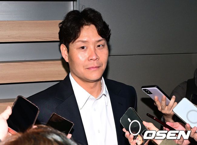 [OSEN=인천공항, 최규한 기자] 프로야구 삼성 라이온즈가 2026 시즌을 준비하기 위해 23일 오후 인천공항을 통해 괌으로 출국했다.삼성은 지난해에 이어 괌에서 1차 스프링캠프를 치른 뒤 일본 오키나와로 건너가 2차 캠프를 진행할 계획이다.삼성 박세혁이 취재진과 인터뷰를 갖고 있다. 2026.01.23 / dreamer@osen.co.kr