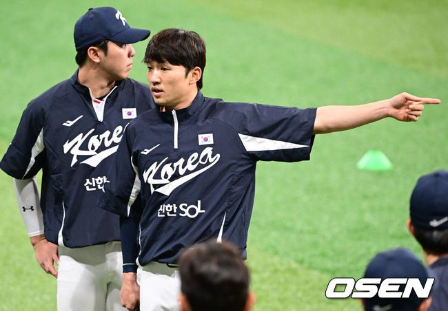 [OSEN=고척, 조은정 기자]류지현 감독이 이끄는 야구 대표팀이 7일 고척스카이돔에서 훈련을 진행했다. 대표팀은 오는8일과 9일고척스카이돔에서 열리는 2025 K-베이스볼 시리즈 체코 대표팀과의 2경기를 시작으로15일과 16일 양일에 걸쳐 도쿄돔에서 일본 대표팀과 2경기를 치른다.야구 대표팀 박해민이 미팅을 주도하고 있다. 2025.11.07 /cej@osen.co.kr