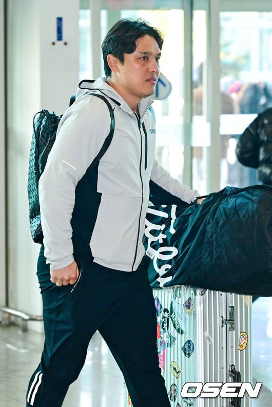 [OSEN=인천공항, 최규한 기자] 프로야구 LG 트윈스가 22일 오후 2026 시즌을 준비하기 위해 22일 오후 인천공항을 통해 미국으로 출국했다.LG는 오는25일부터2월22일까지 미국 애리조나에스프링캠프를 꾸리고 염경엽감독과코칭스태프18명,주장 박해민을 비롯한 선수40명이 담금질에 나선다.LG 박동원이 출국장에 들어서고 있다. 2026.01.22 / dreamer@osen.co.kr