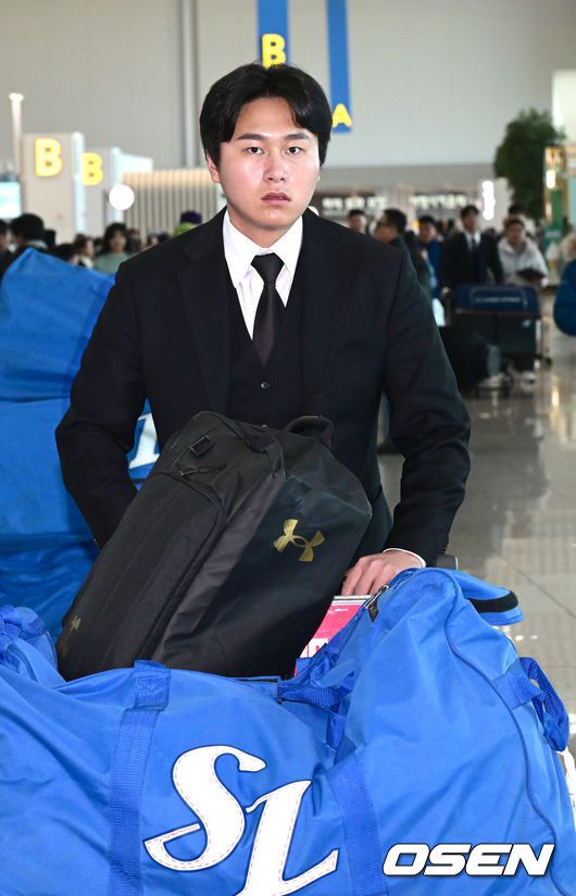 [OSEN=인천공항, 최규한 기자] 프로야구 삼성 라이온즈가 2026 시즌을 준비하기 위해 23일 오후 인천공항을 통해 괌으로 출국했다.삼성은 지난해에 이어 괌에서 1차 스프링캠프를 치른 뒤 일본 오키나와로 건너가 2차 캠프를 진행할 계획이다.삼성 이승현이 출국장에 들어서고 있다. 2026.01.23 / dreamer@osen.co.kr