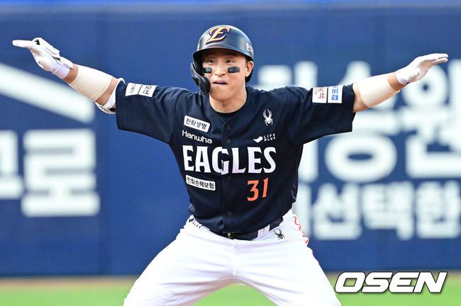 [OSEN=대구, 최규한 기자] 6일 대구삼성라이온즈파크에서 ‘2025 신한 SOL Bank KBO리그’ 삼성 라이온즈와 한화 이글스의 경기가 열렸다. 홈팀 삼성은 이승현, 방문팀 한화는 문동주를 선발로 내세웠다.2회초 무사 만루 상황 한화 손아섭이 달아나는 2타점 2루타를 날리고 2루에 안착해 기뻐하고 있다. 2025.09.06 / dreamer@osen.co.kr