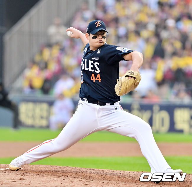 [OSEN=잠실, 박준형 기자] 26일 오후 서울 잠실야구장에서 2025 신한 SOL Bank KBO리그 포스트시즌 한국시리즈 1차전 LG 트윈스와 한화 이글스의 경기가 열렸다.LG는 앤더스 톨허스트, 한화는 문동주를 선발 투수로 내세웠다.8회말 한화 김서현이 역투하고 있다.   2025.10.26 / soul1014@osen.co.kr