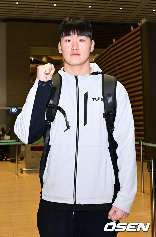 [OSEN=인천공항, 최규한 기자] 프로야구 LG 트윈스가 23일 오후 2026 시즌을 준비하기 위해 22일 오후 인천공항을 통해 미국으로 출국했다.LG는 오는25일부터2월22일까지 미국 애리조나에서 1차스프링캠프를 펼친다. 염경엽감독과코칭스태프18명,주장 박해민을 비롯한 선수40명이 담금질에 나선다.LG 신인 김동현이 출국을 앞두고 포즈를 취하고 있다. 2026.01.23 / dreamer@osen.co.kr