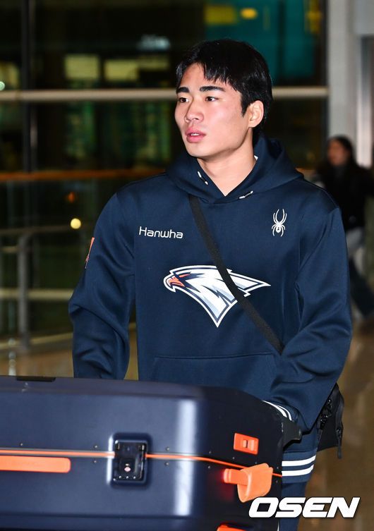 [OSEN=인천공항, 민경훈 기자] 프로야구 한화 이글스가 2026 시즌을 준비하기 위해 23일 오전 인천공항을 통해 호주 멜버른으로 1차 스프링캠프를 떠났다.김경문 감독이 이끄는 한화 선수단은 코치진 17명, 선수 46명을 합해 63명으로 1차 스프링캠프 명단을 꾸렸다.한화 오재원이 출국길에 오르고 있다. 2026.01.23 / rumi@osen.co.kr