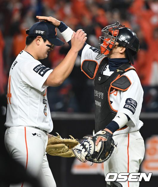 [OSEN=대전, 손용호 기자] 프로야구 한화 이글스가 극적인 역전승으로 반격에 성공했다.한화는 29일 대전 한화생명볼파크에서 열린 2025 신한 SOL뱅크 KBO 한국시리즈 3차전 LG 트윈스와의 경기에서 7-3 역전승을 거뒀다. 1차전과 2차전을 모두 내준 한화는 이날 승리로 시리즈 전적 1승 2패 추격을 시작했다.경기를 마치고 한화 김서현이 승리를 기뻐하고 있다.  2025.10.29 /spjj@osen.co.kr