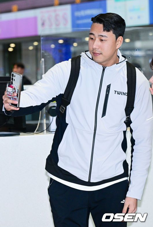 [OSEN=인천공항, 최규한 기자] 프로야구 LG 트윈스가 23일 2026 시즌을 준비하기 위해 인천공항을 통해 미국으로 출국했다. LG는 2월22일까지 미국 애리조나에서 1차스프링캠프를 펼친다. 염경엽감독과코칭스태프18명,주장 박해민을 비롯한 선수40명이 담금질에 나선다. LG 정우영이 팬들과의 만남을 갖고 있다. 2026.01.23 / dreamer@osen.co.kr