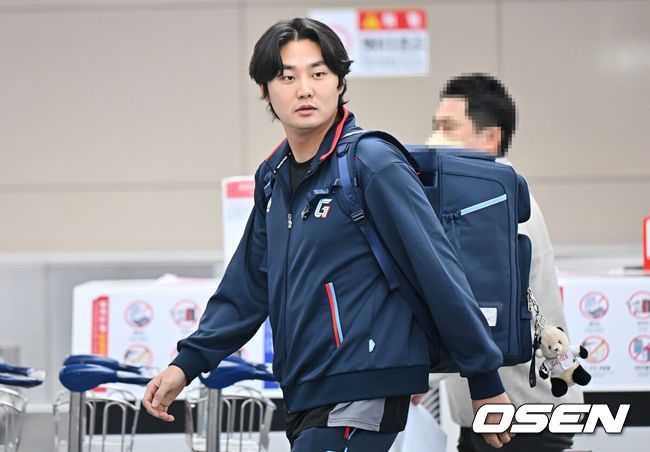 [OSEN=부산, 이석우 기자] 롯데 자이언츠 선수단이 25일 김해공항을 통해 전지훈련지인 대만 타이난으로 출국했다.김태형 감독 등코치진과 투수20명,포수5명,내야수9명,외야수7명 등 총41명의 선수단이 1월 20일까지 1차 캠프에서 체력 강화와 기술 훈련을 치른 뒤 21일부터 3월 5일까지 일본 미야자키로 옮겨 2차 캠프에서 구춘리그에 참가해 실전 감각을 점검한다. 롯데 자이언츠 정철원이 출국하고 있다. 2026.01.25 / foto0307@osen.co.kr