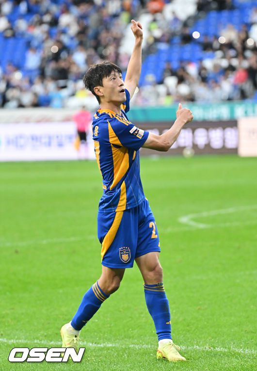 [OSEN=울산, 이석우 기자] 18일 울산 문수축구경기장에서 하나은행 K리그1 2025 울산 HD와 광주FC의 경기가 열렸다.  신태용 감독 경질을 두고 후폭풍이 몰아친 울산은 급격히 무너져 강등권까지 추락했고, 반면 광주FC는 파이널A 진출의 마지막 불씨를 살리기 위해 총력전에 나섰다.울산 HD 이청용이 페널티킥을 성공하고 골프 세리머니를 하고 있다. 2025.10.18 / foto0307@osen.co.kr
