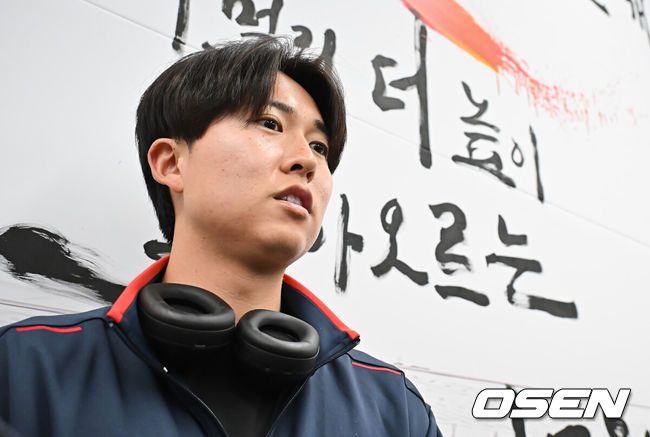 [OSEN=부산, 이석우 기자] 롯데 자이언츠 선수단이 25일 김해공항을 통해 전지훈련지인 대만 타이난으로 출국했다.김태형 감독 등코치진과 투수20명,포수5명,내야수9명,외야수7명 등 총41명의 선수단이 1월 20일까지 1차 캠프에서 체력 강화와 기술 훈련을 치른 뒤 21일부터 3월 5일까지 일본 미야자키로 옮겨 2차 캠프에서 구춘리그에 참가해 실전 감각을 점검한다. 롯데 자이언츠 쿄야마가 인터뷰를 하고 있다. 2026.01.25 / foto0307@osen.co.kr