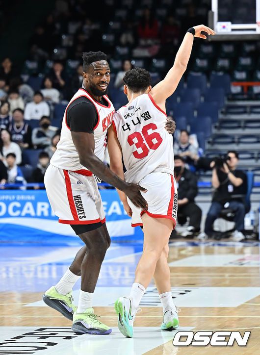 [OSEN=부산, 이석우 기자] 25일 부산 사직체육관에서 2025-2026 LG전자 프로농구 부산 KCC와 서울 SK의 경기가 열렸다.부상자 복귀에도 완전한 경기력을 회복하지 못한 KCC와 강행군 속 주전 안영준까지 이탈한 SK가 정상 전력이 아닌 상태로 맞대결을 펼친다.서울 SK 에디 다니엘이 3점슛을 성공하고 자밀 워니의 축하를 받고 있다. 2026.01.25 / foto0307@osen.co.kr