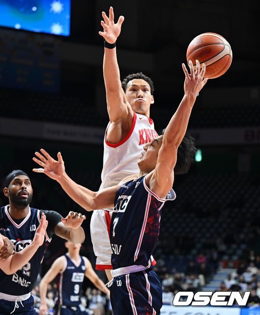 [OSEN=부산, 이석우 기자] 25일 부산 사직체육관에서 2025-2026 LG전자 프로농구 부산 KCC와 서울 SK의 경기가 열렸다.부상자 복귀에도 완전한 경기력을 회복하지 못한 KCC와 강행군 속 주전 안영준까지 이탈한 SK가 정상 전력이 아닌 상태로 맞대결을 펼친다.서울 SK 에디 다니엘이 부산 KCC 허훈의 골밑슛을 막아내고 있다. 2026.01.25 / foto0307@osen.co.kr